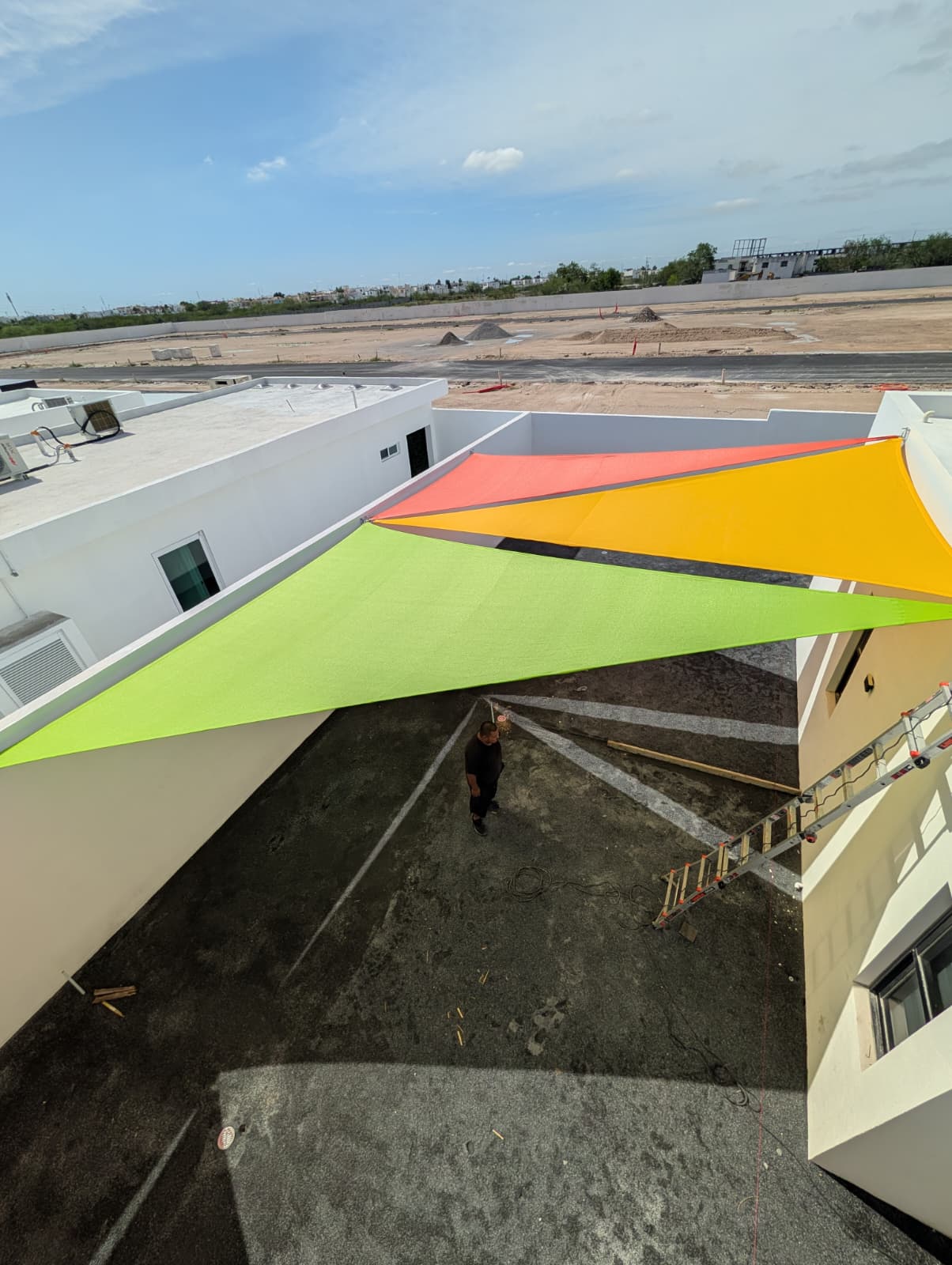 Toldos de mallasombra instalados en patio residencial