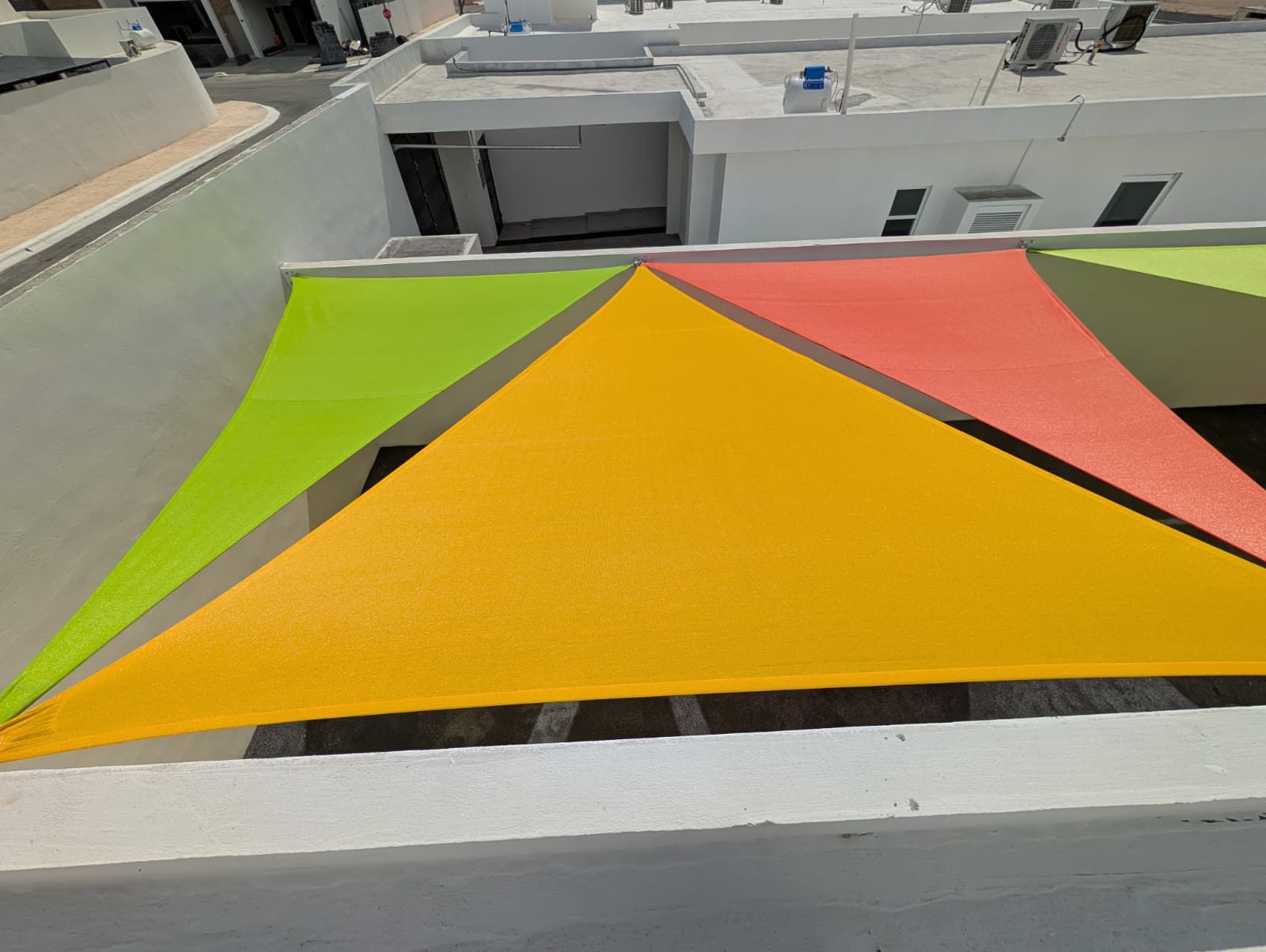 Vista aérea de mallasombra de colores en terraza