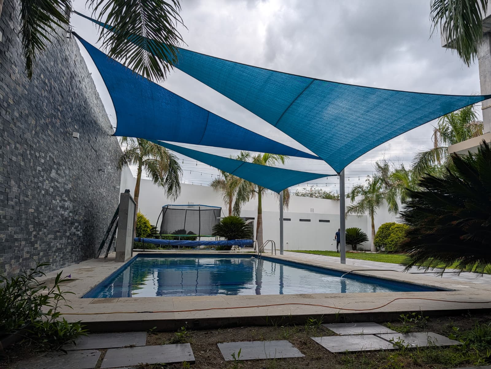 Mallasombra azul instalada sobre alberca
