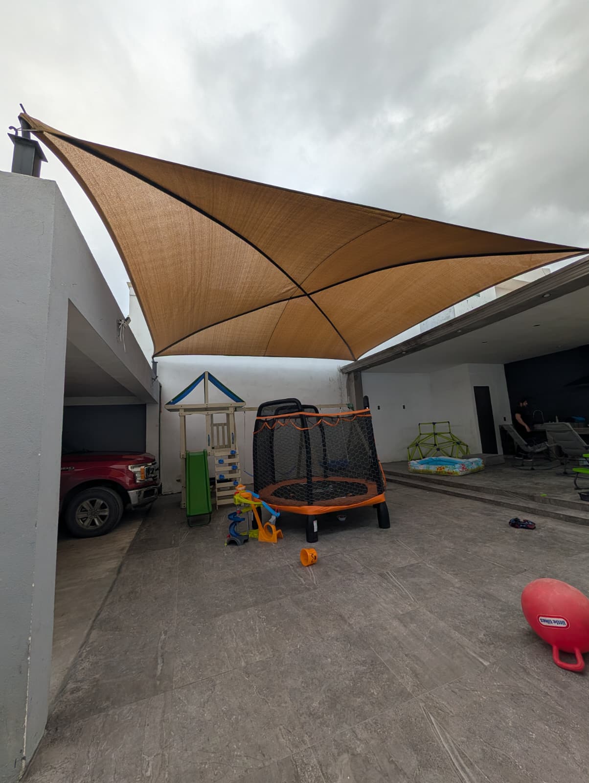 Mallasombra beige sobre patio residencial