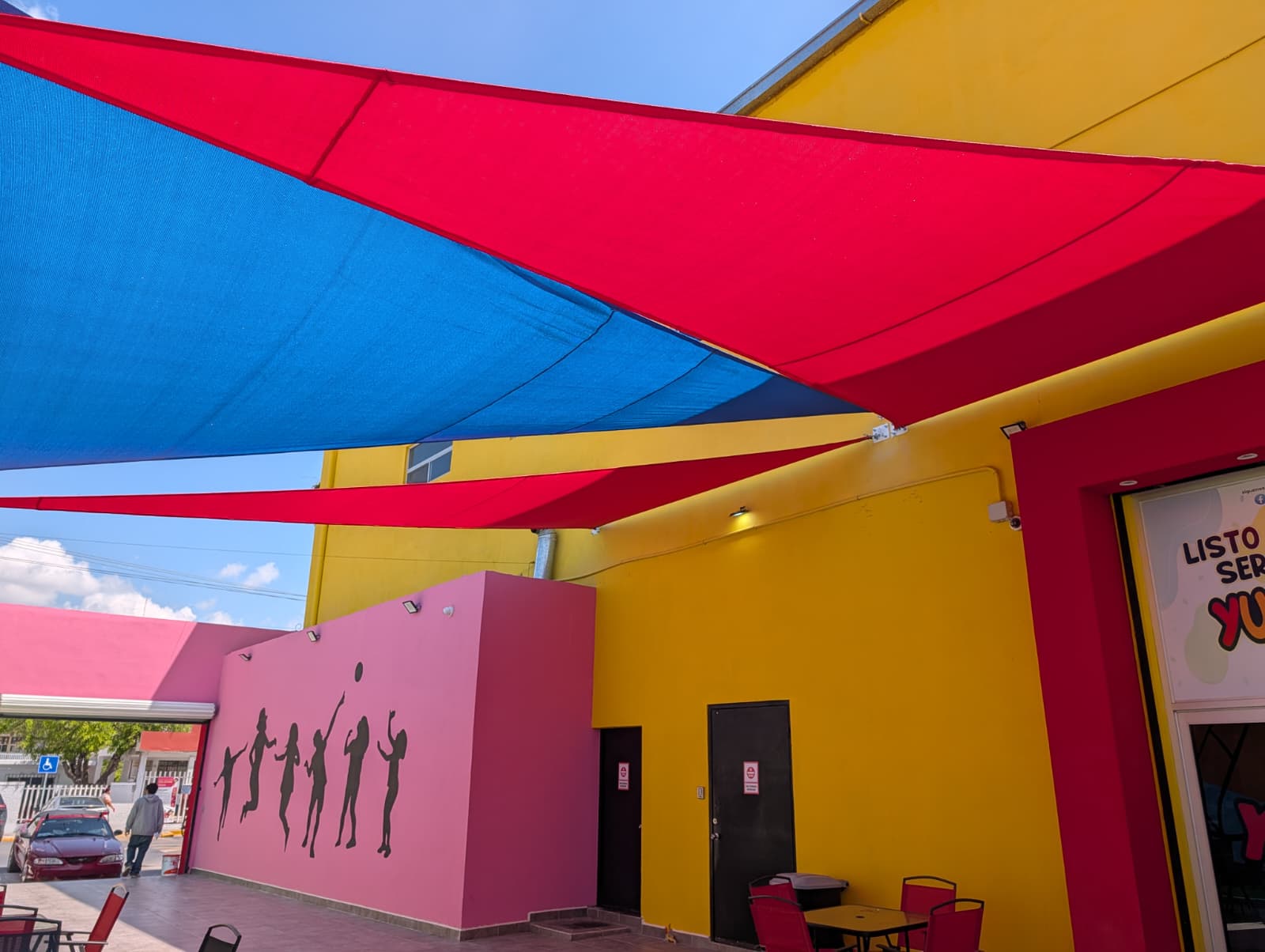 Mallasombra roja y azul en área comercial